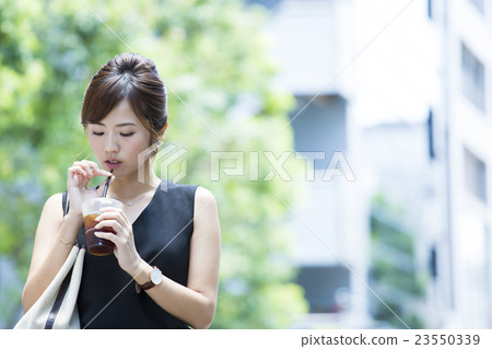 年輕的女士 年輕的女士 23550339