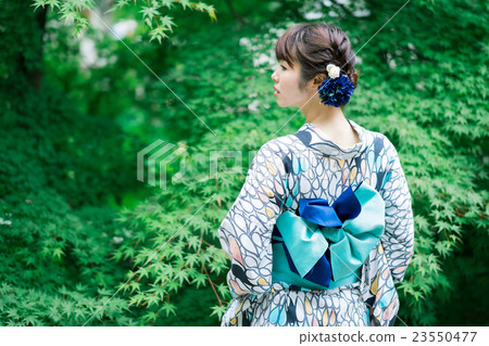一位年輕女子的年輕女子的背部外表 一位年輕女子的年輕女子的背部外表 23550477