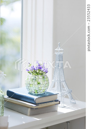 A vase and an object placed on the window side 23552433