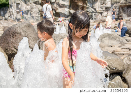 Children playing water 23554395