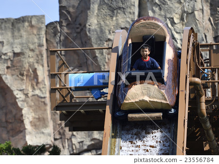 amusement park  23556784