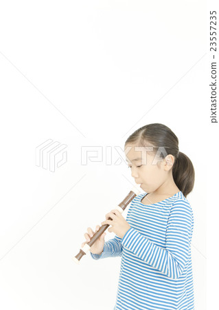 吹口哨的女孩吹錄音機的女孩 23557235