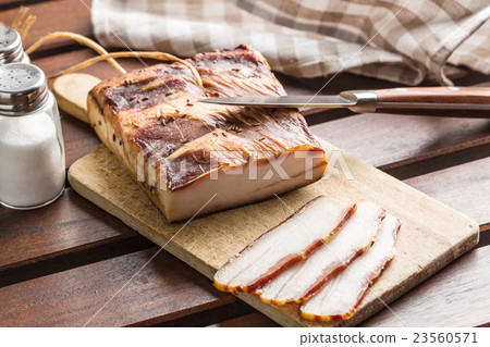 sliced smoked bacon 23560571