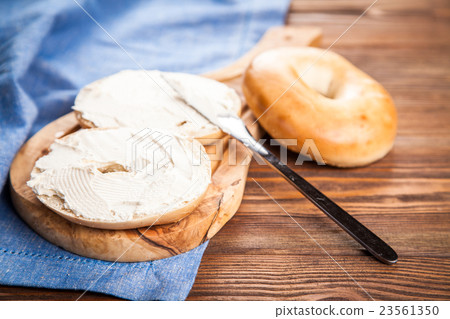 Bagels with cream cheese 23561350