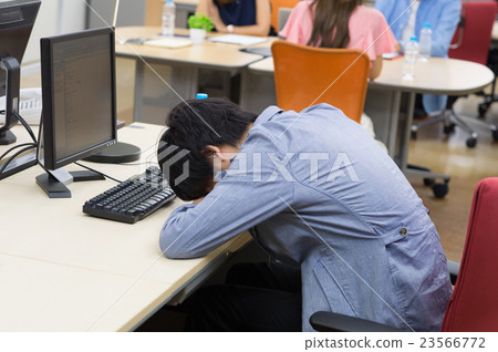 一個年輕人在辦公室裡 23566772
