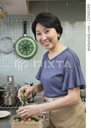 Middle Lifestyle 23568269