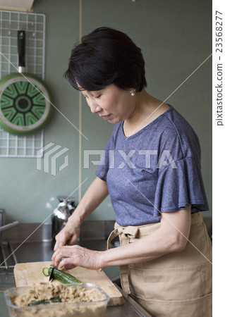 Middle Lifestyle Middle Lifestyle 23568277