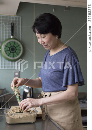 Middle Lifestyle 23568278