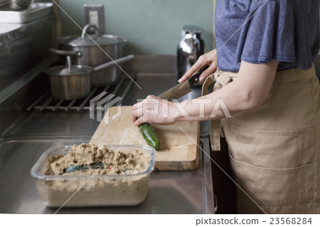 Middle Lifestyle 23568284