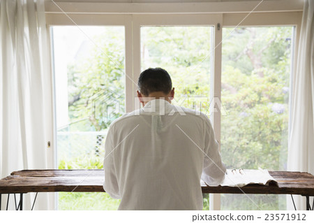 Middle Lifestyle 23571912