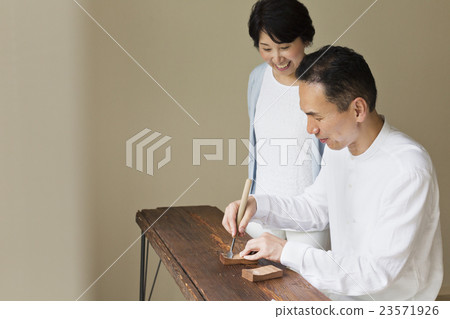 Middle Lifestyle 23571926