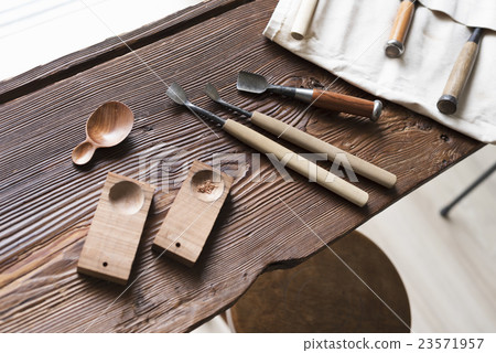 Middle Lifestyle 23571957