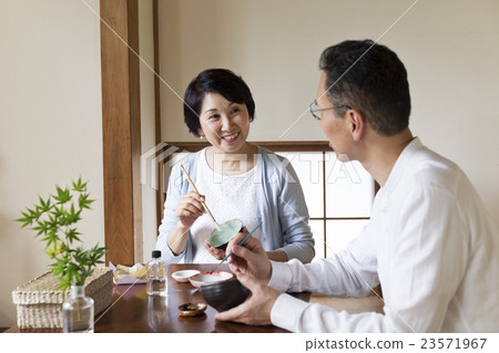 Middle Lifestyle 23571967