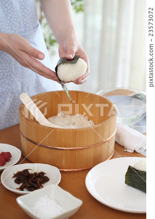 A rice ball with rolled rice balls 23573072