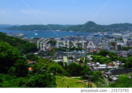 佐世保的街道俯瞰山。 佐世保的街道俯瞰山。 23573793