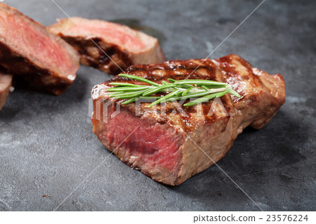 圖庫照片: grilled sliced beef steak