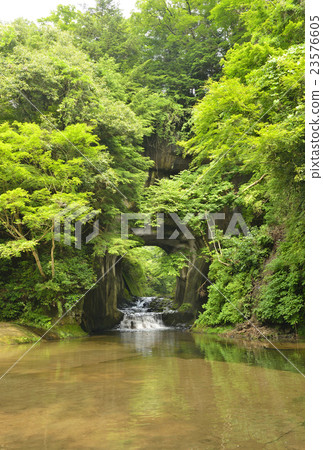 Deep groove waterfall 23576605