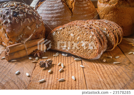 rye bread 23578285