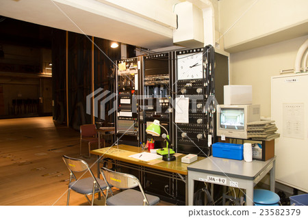 Behind the scenes 23582379