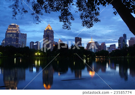 Lumpini Park at Dusk (Lumphini Park at dusk) Lumpini Park at Dusk (Lumphini Park at dusk) 23585774