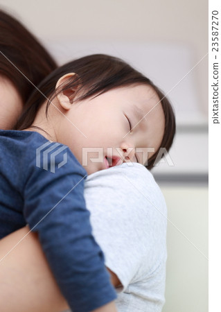 母親女兒每天午睡(嬰兒媽媽兒童女兒1歲1歲休閒生活方式擁抱家庭主婦) 母親女兒每天午睡(嬰兒媽媽兒童女兒1歲1歲休閒生活方式擁抱家庭主婦) 23587270