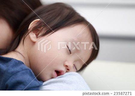 母親女兒每天午睡(嬰兒媽媽兒童女兒1歲1歲休閒生活方式擁抱家庭主婦) 母親女兒每天午睡(嬰兒媽媽兒童女兒1歲1歲休閒生活方式擁抱家庭主婦) 23587271