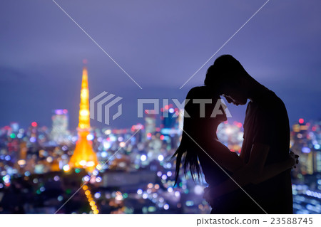 romantic lovers with tokyo tower 23588745