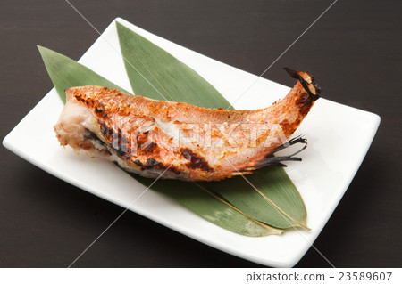 烤紅色的烤魚 23589607
