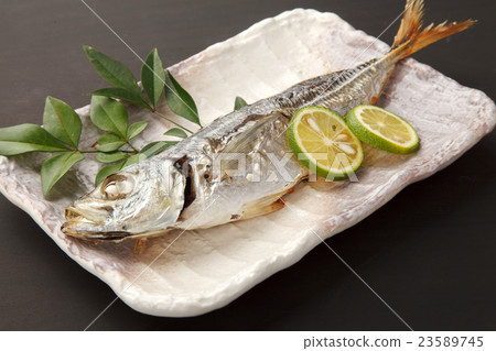 與鹽的烤馬鯖魚 23589745