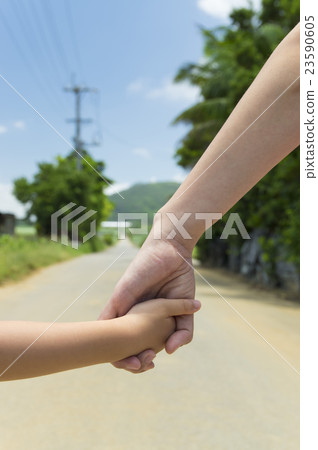 握在一條路的夏天父母和孩子手 23590605
