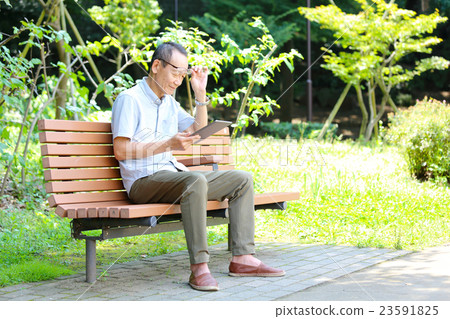 觀看雙峰的老人 23591825