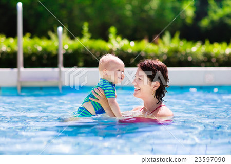 Mother and baby in swimming pool 23597090