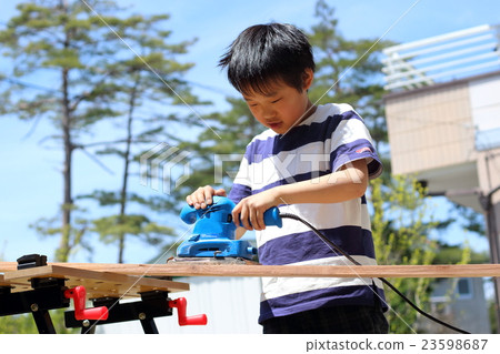 將雷霆放在木材上的小學生 將雷霆放在木材上的小學生 23598687