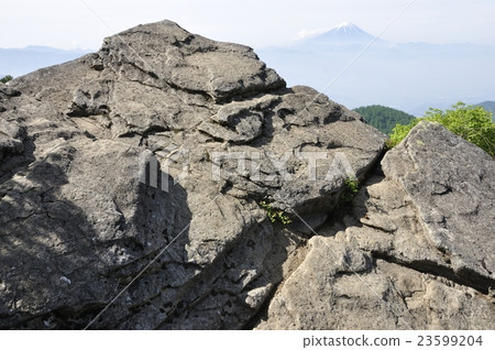 富士山在一塊大石頭上 23599204