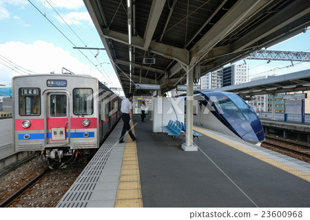 京成 3500 系列未更新車輛和 Skyliner 經過千住大橋站 23600968