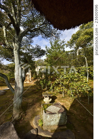 Katsura Rikyu坐在凳子外面,雙盆帶手盆和一個燈籠 Katsura Rikyu坐在凳子外面,雙盆帶手盆和一個燈籠 23600996
