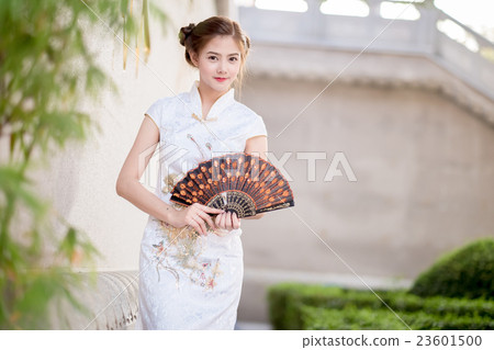 woman in Traditional Chinese .hold .Fanning paper 23601500