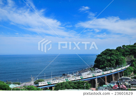 東海道線的有限快遞舞者與藍天和藍色海運行 23601629