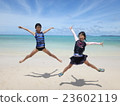 夏天在海灘上跳躍友好 23602119