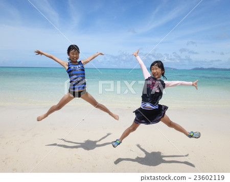 夏天在海灘上跳躍友好 夏天在海灘上跳躍友好 23602119