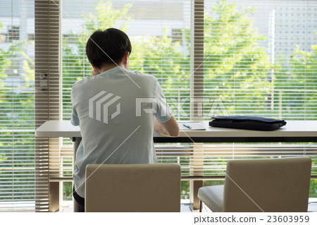 男人們在下午休息一下 男人們在下午休息一下 23603959