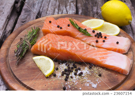 Fresh salmon with spices 23607154