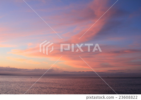 在晨光中沾染的天空。 23608822