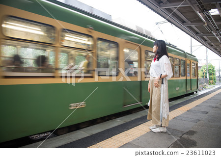 在家站立一個的少婦 23611023