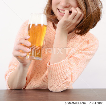 有啤酒草的一個少婦 23612085