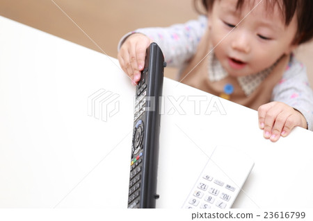 寶貝頑皮(寶貝蹣跚學步的女孩1歲抓住常設電視電視藍光) 寶貝頑皮(寶貝蹣跚學步的女孩1歲抓住常設電視電視藍光) 23616799