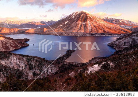 早晨男性山和從半月看見的湖Chuzenji在冬天 23618998