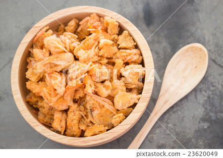 Fried crispy shrimp head snack 23620049