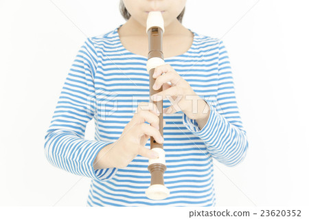 女孩吹口哨女孩吹記錄器零件切割身體部分身體部位 女孩吹口哨女孩吹記錄器零件切割身體部分身體部位 23620352