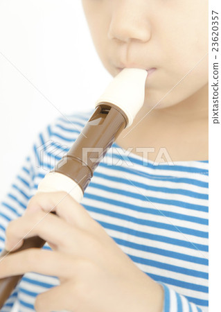 女孩吹口哨女孩吹記錄器零件切割身體部分身體部位 23620357